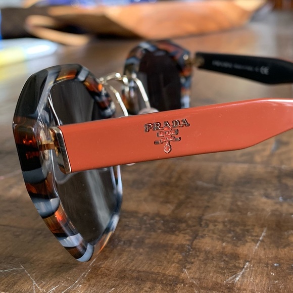 Look fantastic with these fashionable and sleek Prada sunglasses! - Picture 2 of 4